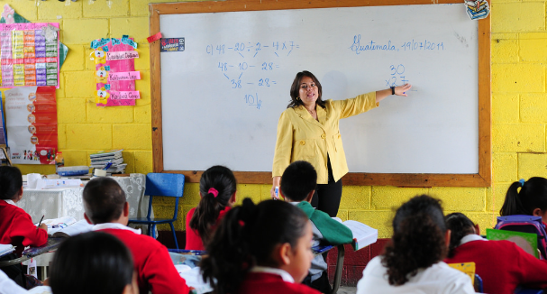 ¿Por qué ganan menos las maestras?